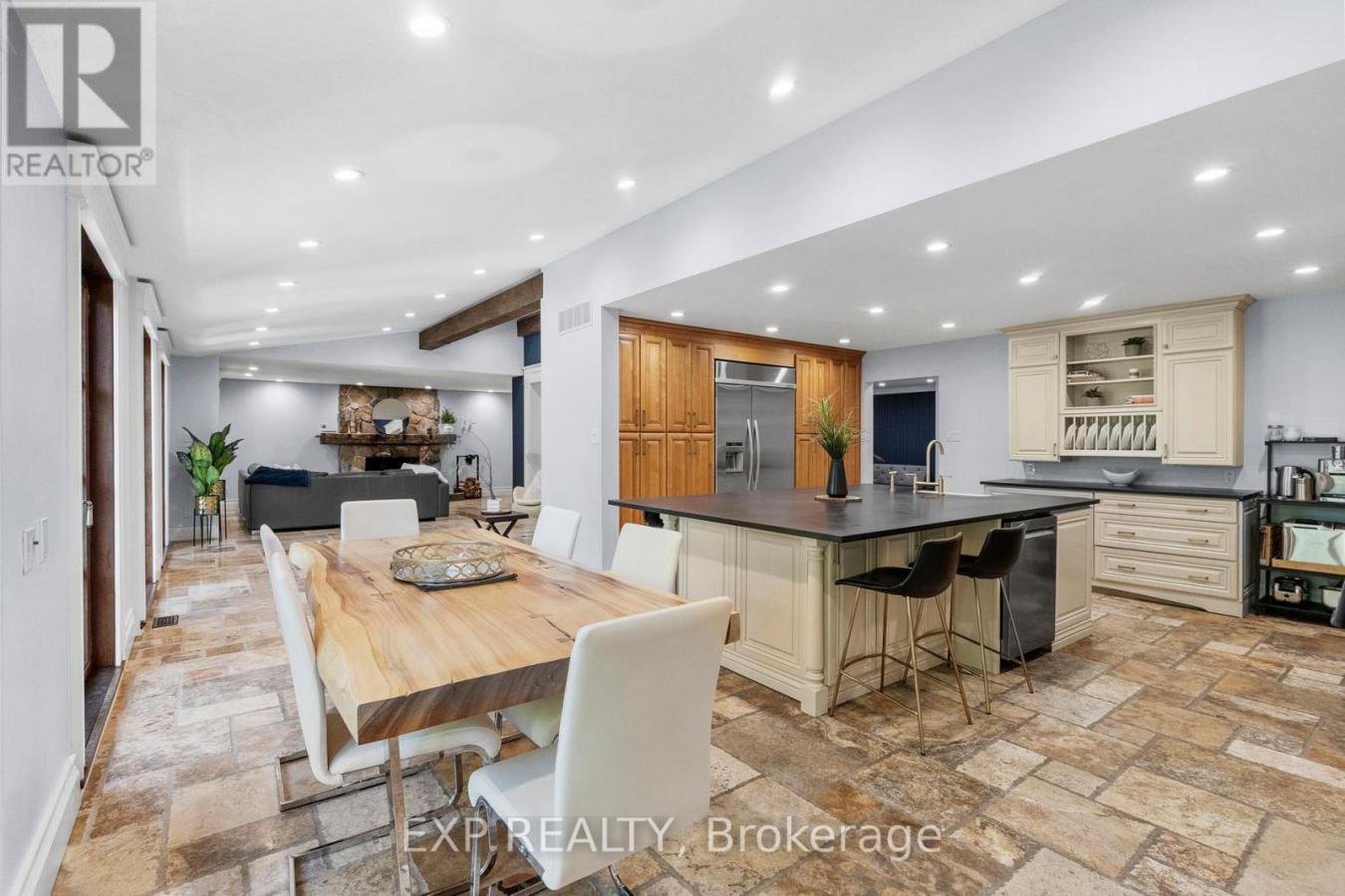 Newmarket, ON, L3X1K8, Canada, 6 Bedrooms Bedrooms, ,4 BathroomsBathrooms,Residential,For Sale,2049681