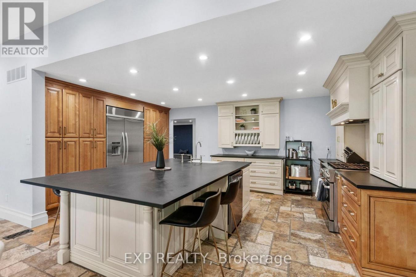 Newmarket, ON, L3X1K8, Canada, 6 Bedrooms Bedrooms, ,4 BathroomsBathrooms,Residential,For Sale,2049681