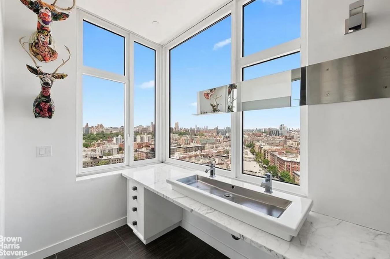 Central Harlem, New York, 10026, United States, 4 Bedrooms Bedrooms, ,3 BathroomsBathrooms,Residential,For Sale,2049662