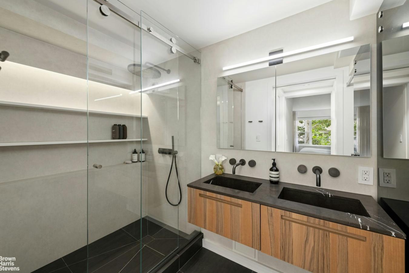 New York, New York, 10028, United States, 3 Bedrooms Bedrooms, ,3 BathroomsBathrooms,Residential,For Sale,2049658