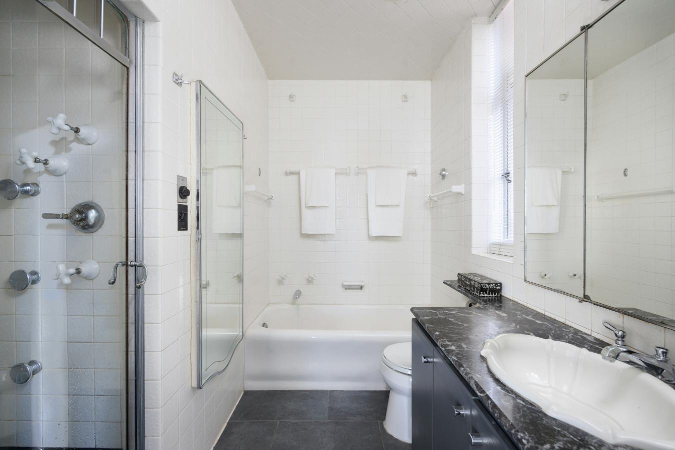 New York, New York, 10024, United States, 4 Bedrooms Bedrooms, ,3 BathroomsBathrooms,Residential,For Sale,2049650