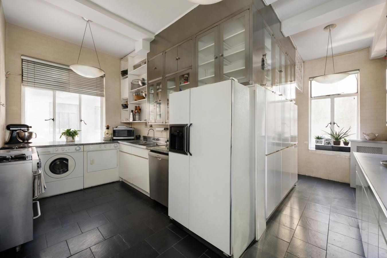 New York, New York, 10024, United States, 4 Bedrooms Bedrooms, ,3 BathroomsBathrooms,Residential,For Sale,2049650