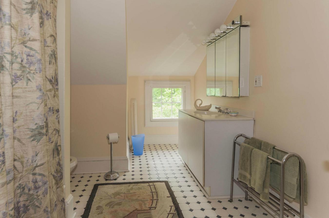 Greenwich, Connecticut, 06830, United States, 7 Bedrooms Bedrooms, ,4 BathroomsBathrooms,Residential,For Sale,2049645
