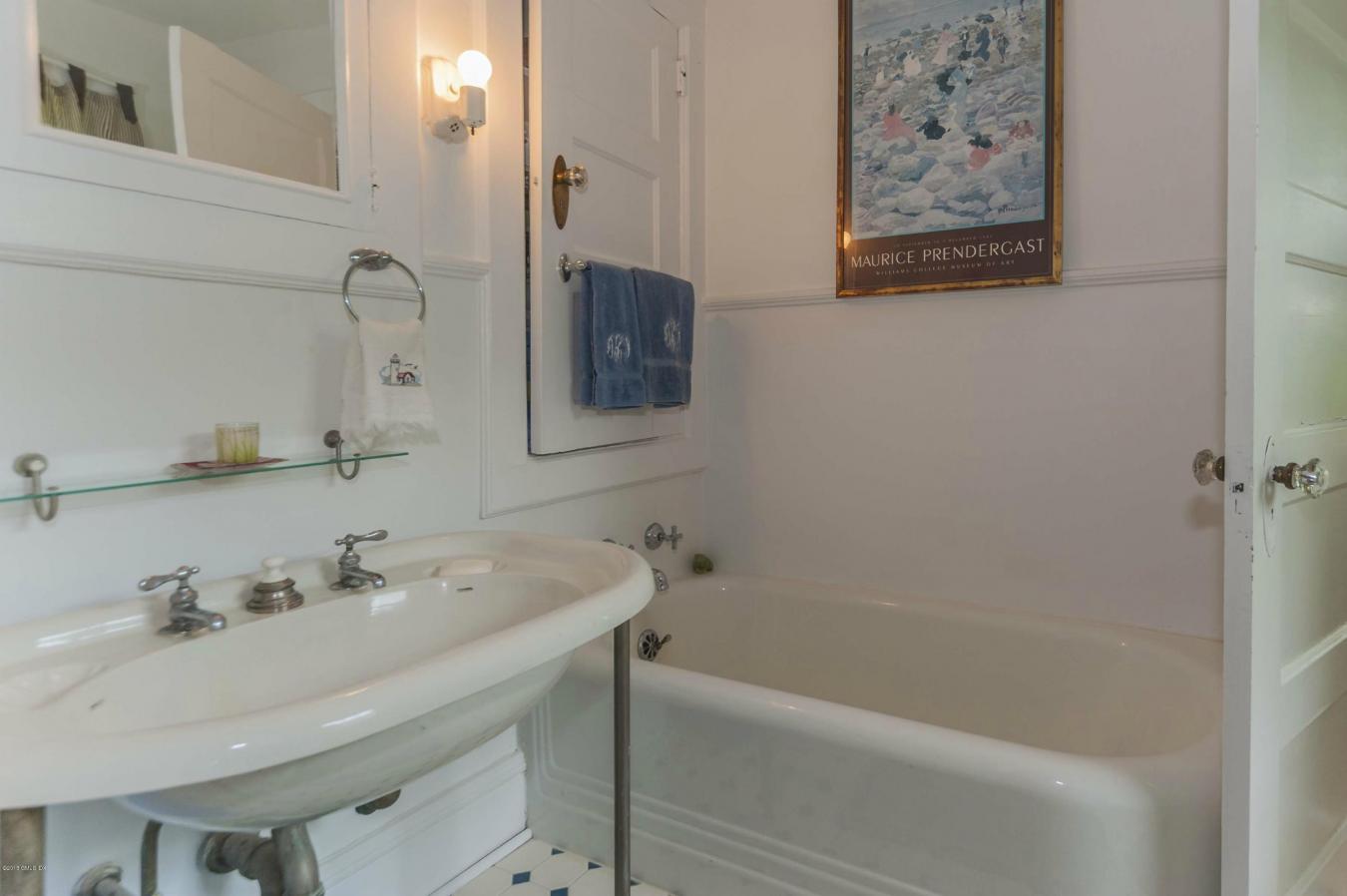 Greenwich, Connecticut, 06830, United States, 7 Bedrooms Bedrooms, ,4 BathroomsBathrooms,Residential,For Sale,2049645