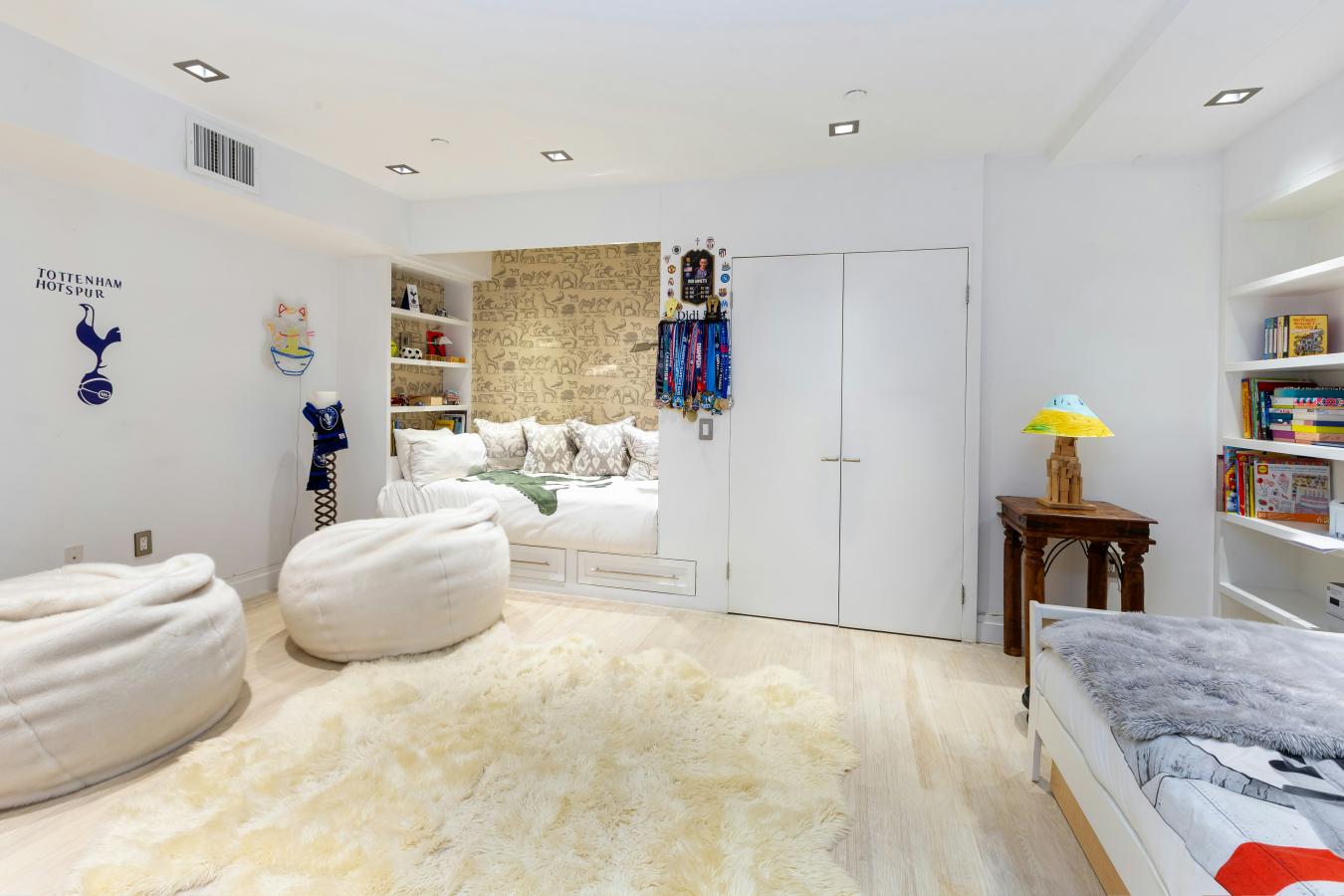 Central Harlem, New York, 10026, United States, 1 Bedroom Bedrooms, ,2 BathroomsBathrooms,Residential,For Sale,2049631