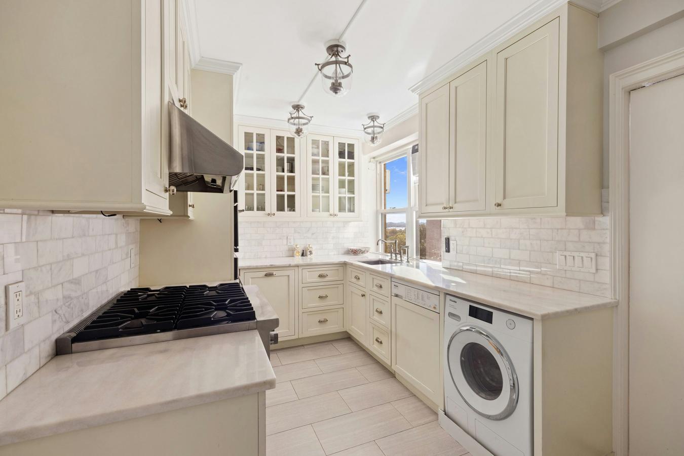 New York, New York, 10028, United States, 3 Bedrooms Bedrooms, ,2 BathroomsBathrooms,Residential,For Sale,2049622