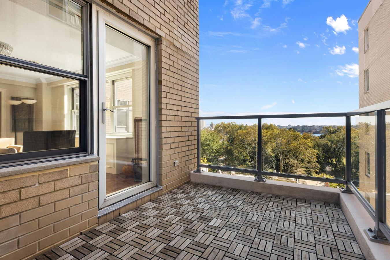 New York, New York, 10028, United States, 3 Bedrooms Bedrooms, ,2 BathroomsBathrooms,Residential,For Sale,2049622