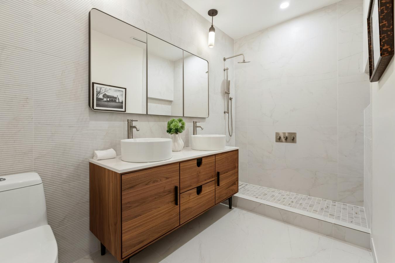 Greenpoint, New York, 11222, United States, 3 Bedrooms Bedrooms, ,2 BathroomsBathrooms,Residential,For Sale,2049618