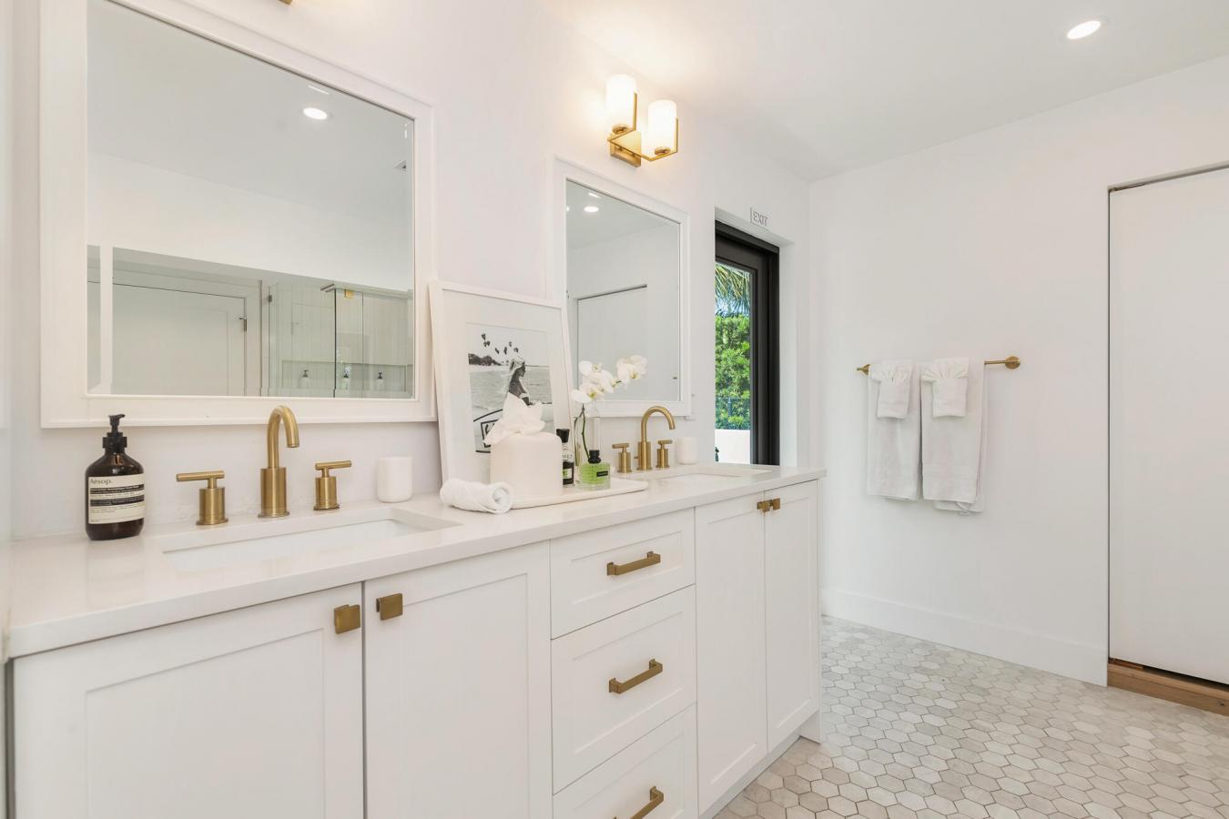 West Palm Beach, Florida, 33405, United States, 3 Bedrooms Bedrooms, ,2 BathroomsBathrooms,Residential,For Sale,2049614