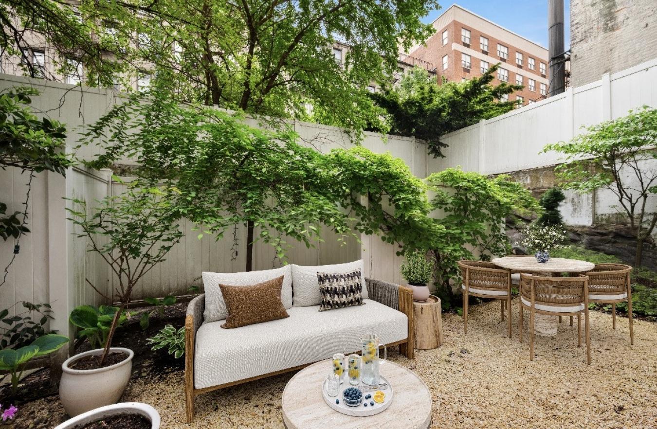 New York, New York, 10036, United States, 2 Bedrooms Bedrooms, ,2 BathroomsBathrooms,Residential,For Sale,2049604