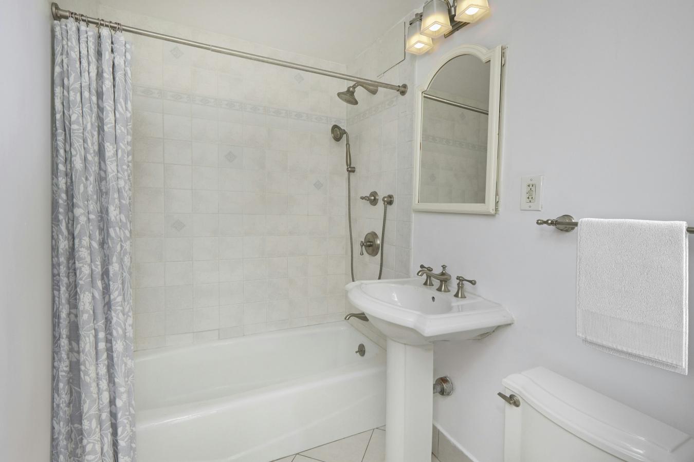 New York, New York, 10023, United States, 2 Bedrooms Bedrooms, ,2 BathroomsBathrooms,Residential,For Sale,2049598