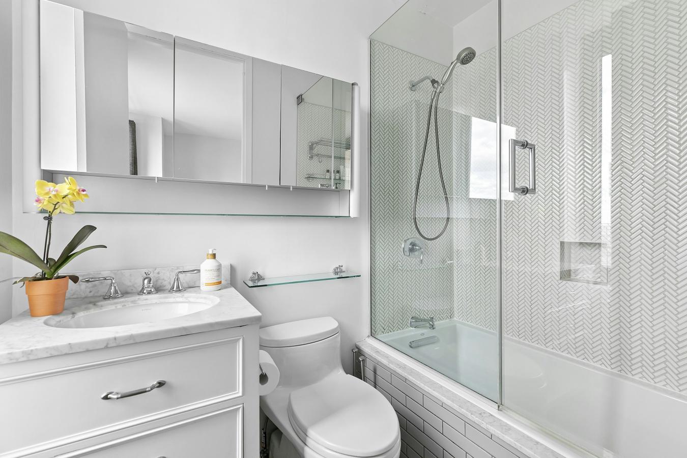 New York, New York, 10023, United States, 1 Bedroom Bedrooms, ,1 BathroomBathrooms,Residential,For Sale,2049595