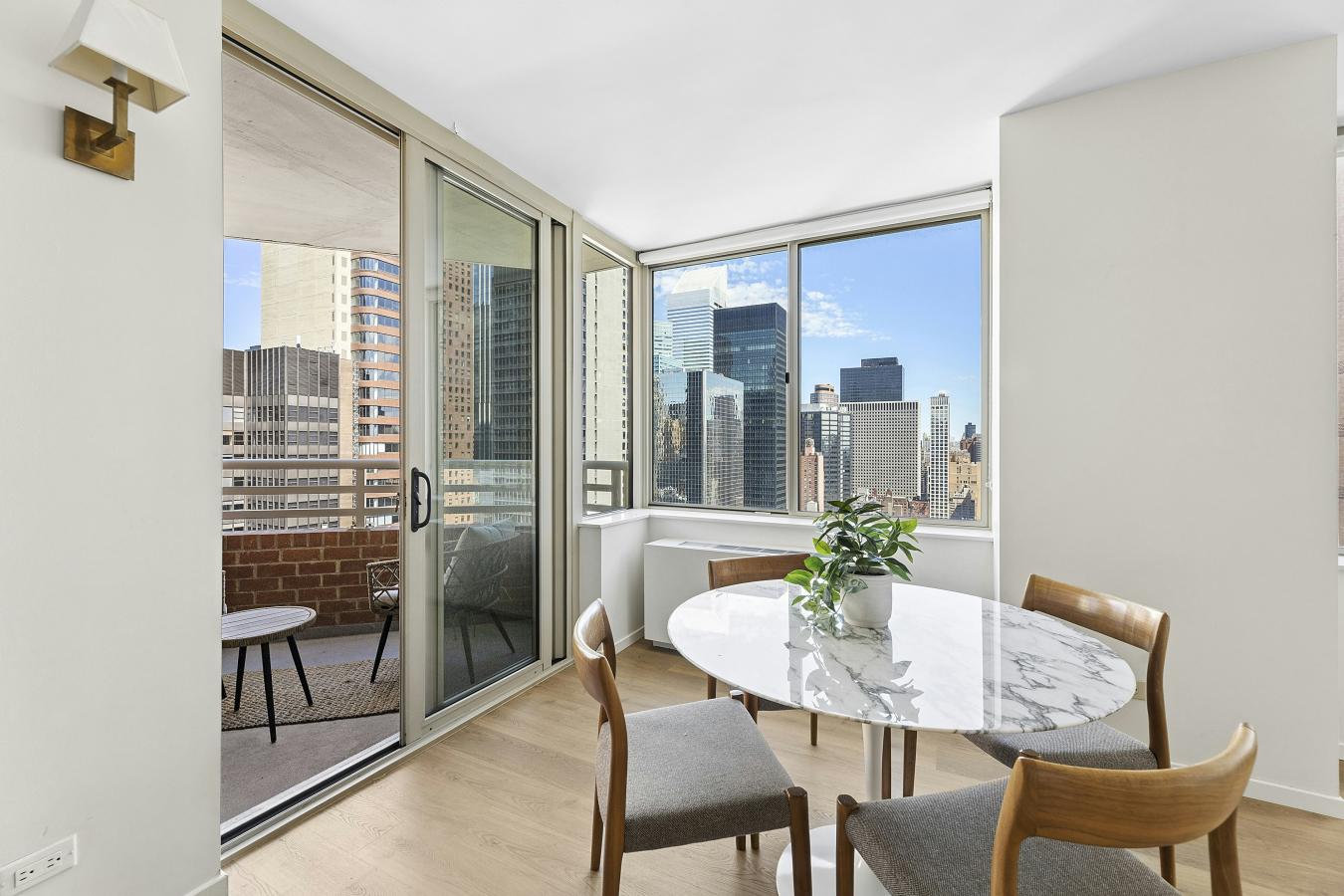 New York, New York, 10017, United States, 2 Bedrooms Bedrooms, ,2 BathroomsBathrooms,Residential,For Sale,2049589