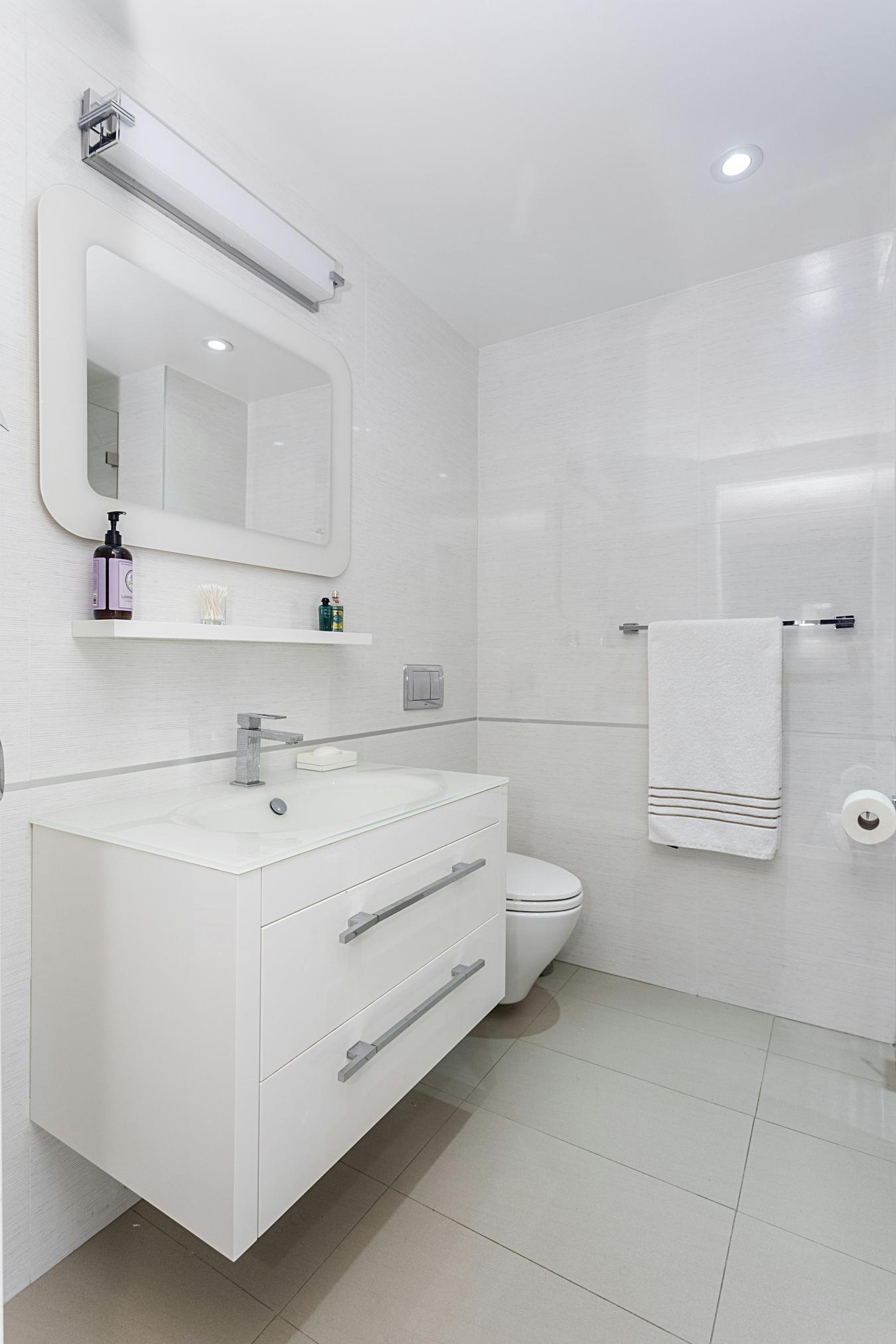 New York, New York, 10021, United States, 1 Bedroom Bedrooms, ,1 BathroomBathrooms,Residential,For Sale,2049586