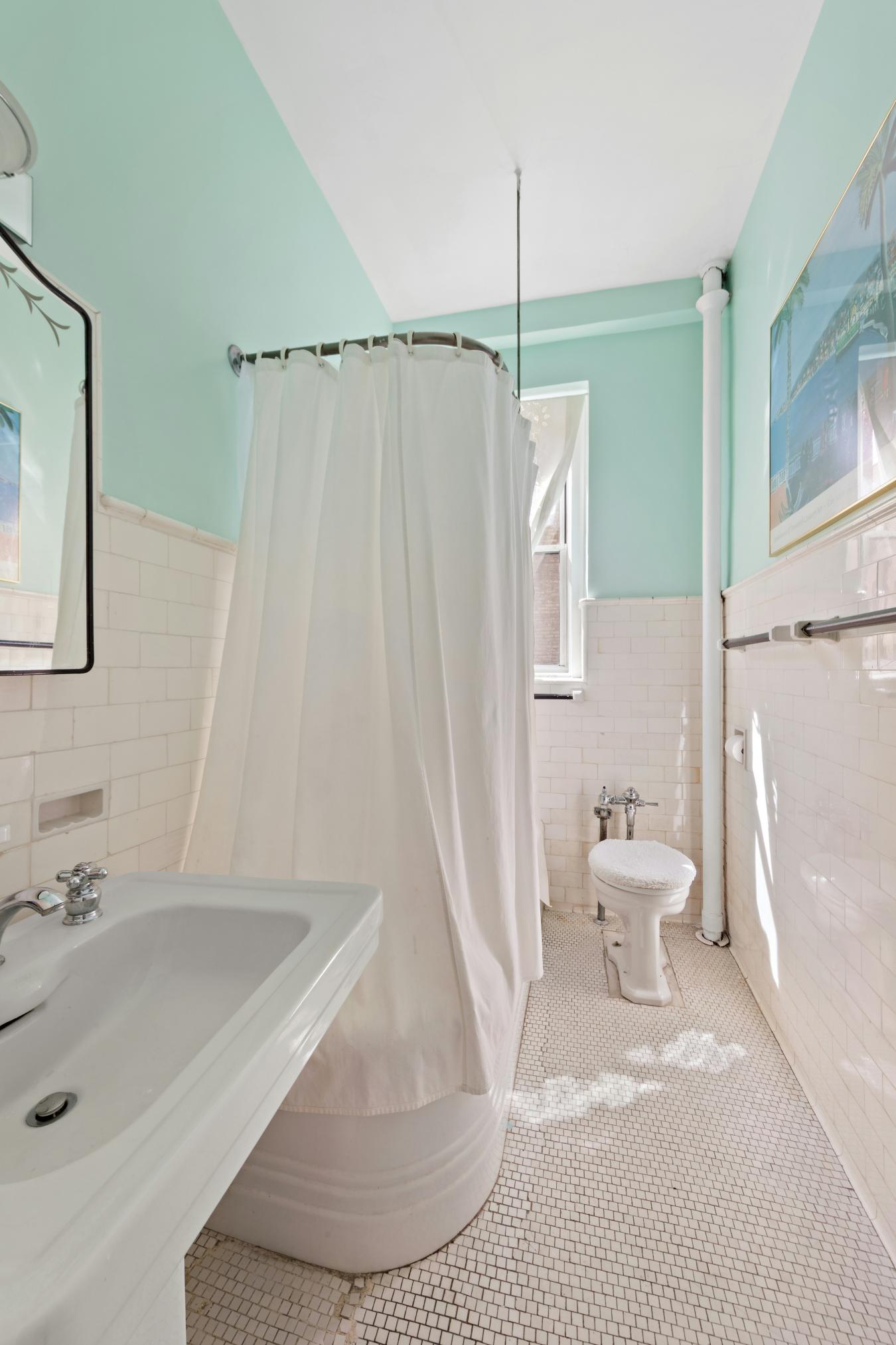 New York, New York, 10025, United States, 2 Bedrooms Bedrooms, ,1 BathroomBathrooms,Residential,For Sale,2049583