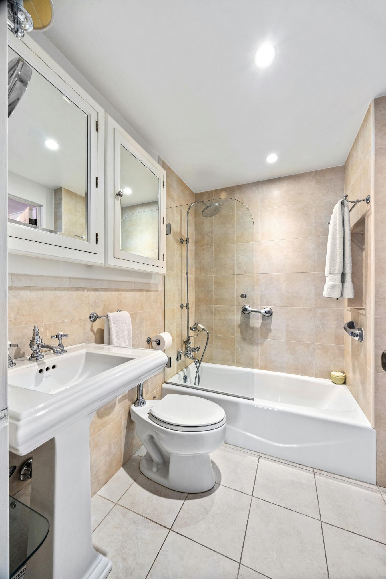 New York, New York, 10128, United States, 1 Bedroom Bedrooms, ,1 BathroomBathrooms,Residential,For Sale,2049580