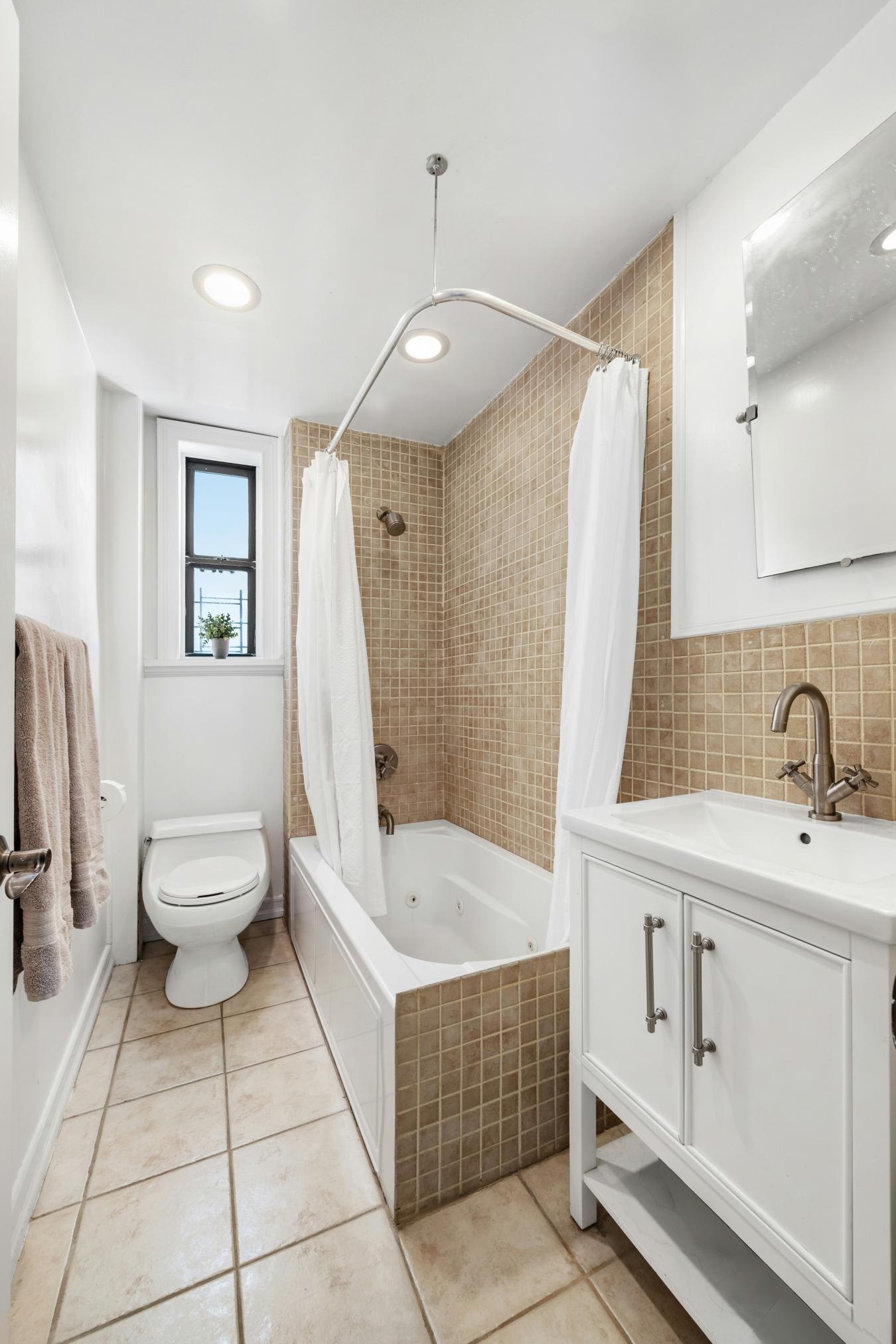 New York, New York, 10023, United States, 2 Bedrooms Bedrooms, ,2 BathroomsBathrooms,Residential,For Sale,2049577