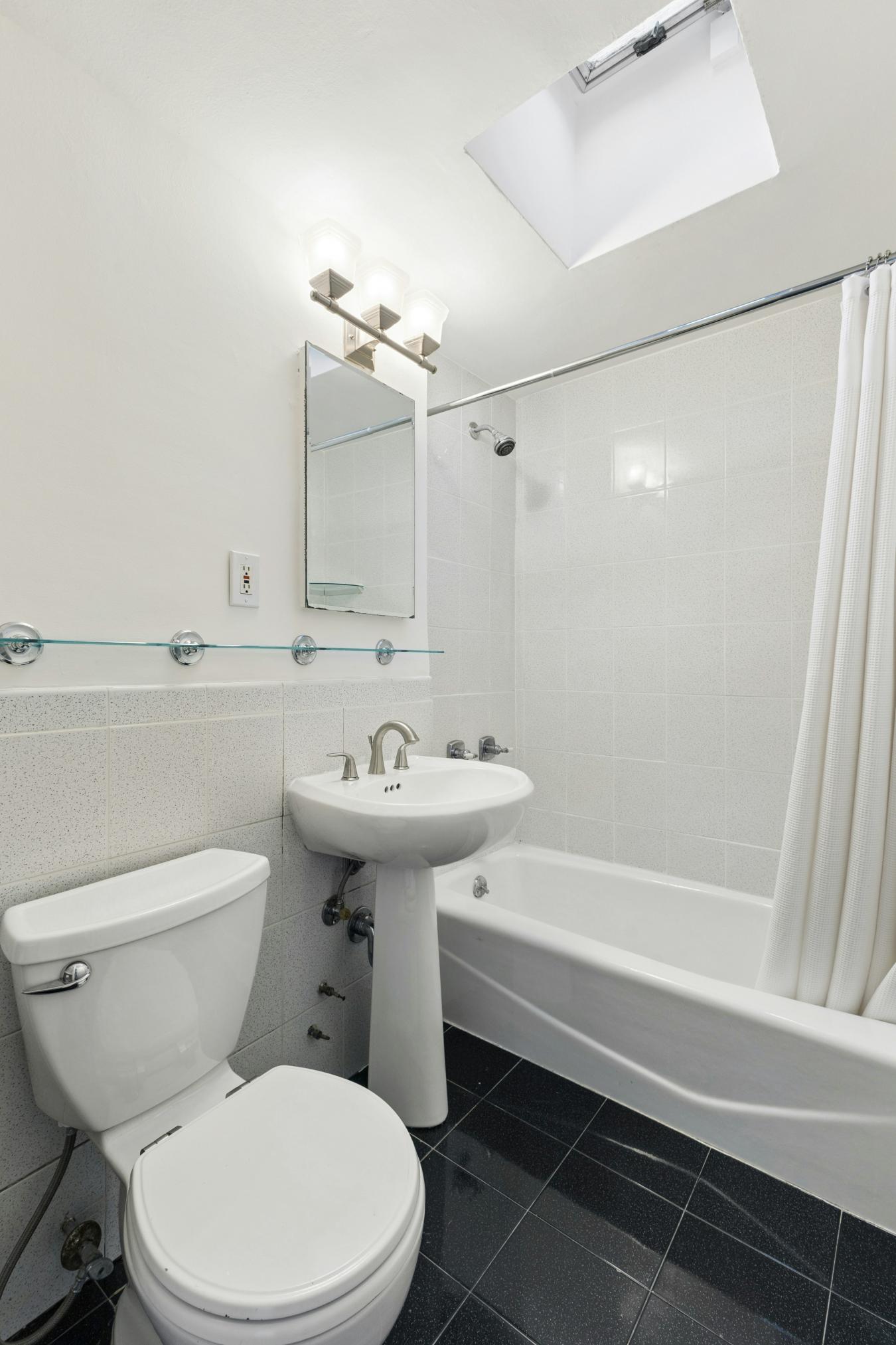 Brooklyn Heights, New York, 11201, United States, 2 Bedrooms Bedrooms, ,1 BathroomBathrooms,Residential,For Sale,2049573