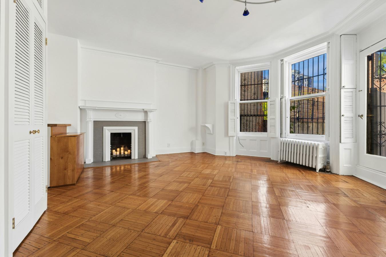 Brooklyn Heights, New York, 11201, United States, 2 Bedrooms Bedrooms, ,1 BathroomBathrooms,Residential,For Sale,2049573