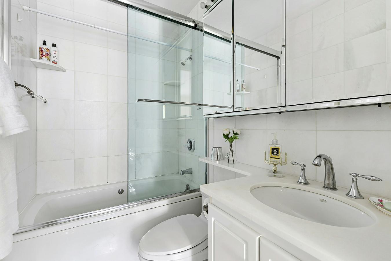 New York, New York, 10023, United States, 1 Bedroom Bedrooms, ,1 BathroomBathrooms,Residential,For Sale,2049570