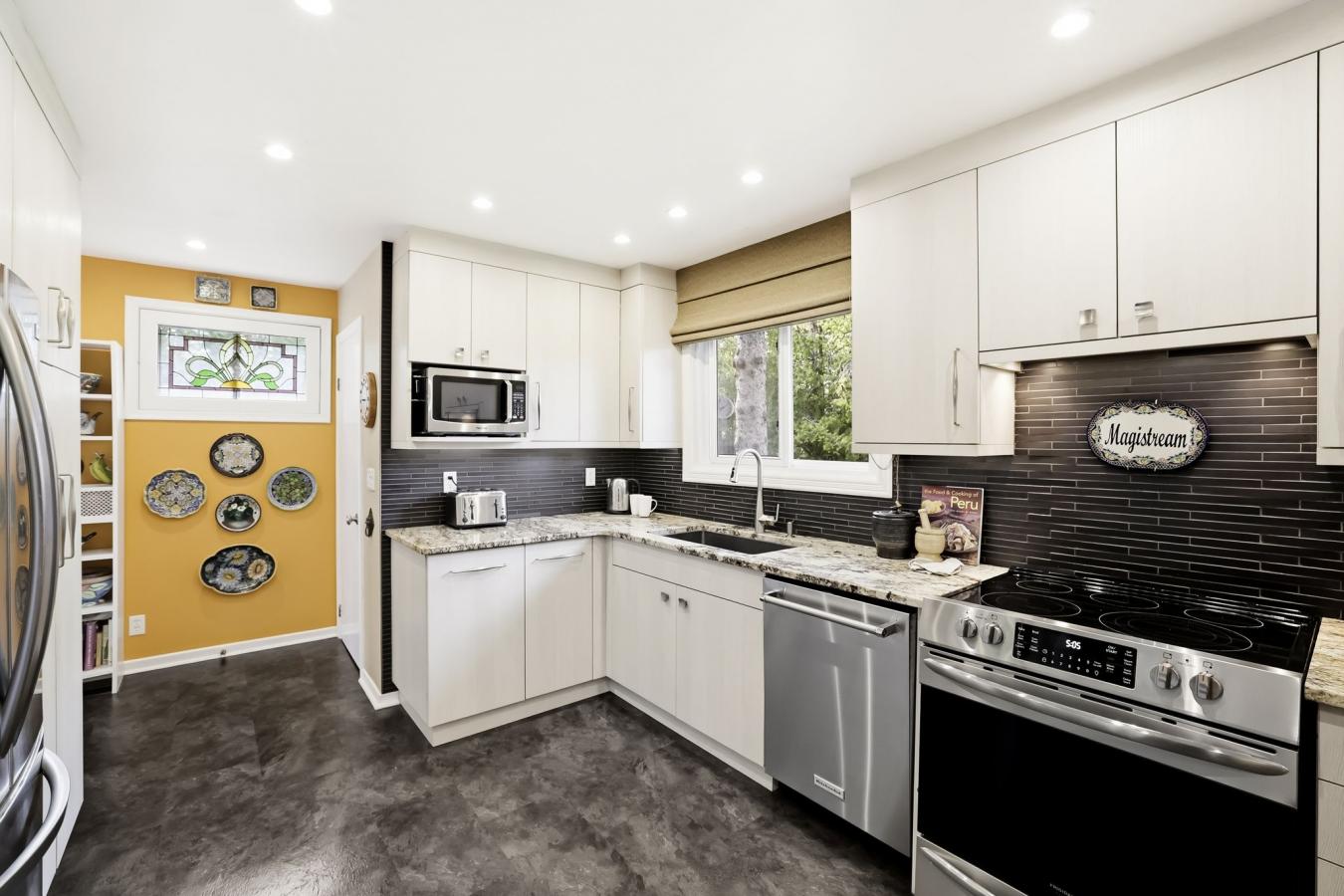 Cobourg, ON, K9A2C6, Canada, 2 Bedrooms Bedrooms, ,2 BathroomsBathrooms,Residential,For Sale,2049555
