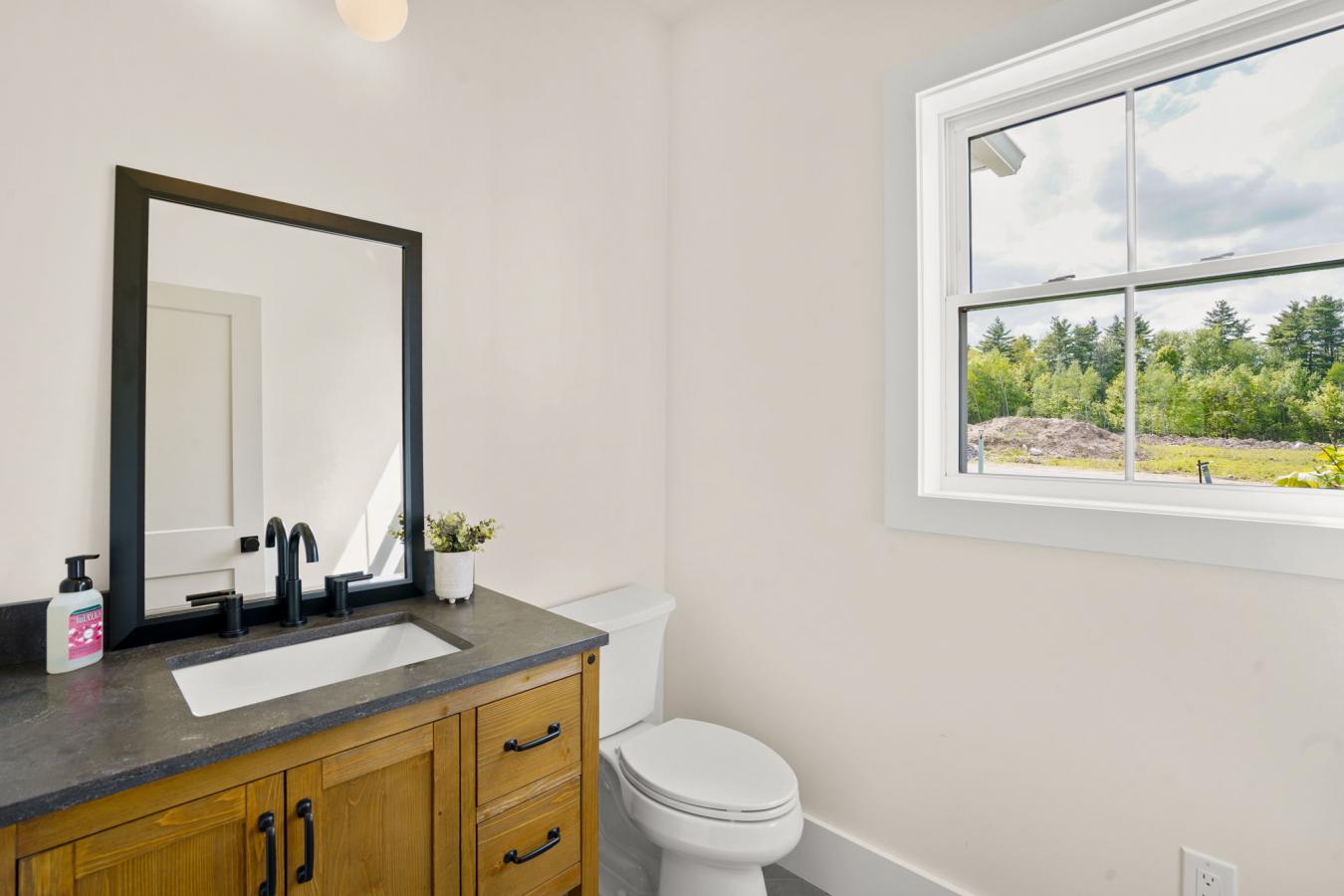 Chester, NH-Rockingham, 03036, United States, 4 Bedrooms Bedrooms, ,4 BathroomsBathrooms,Residential,For Sale,2049549
