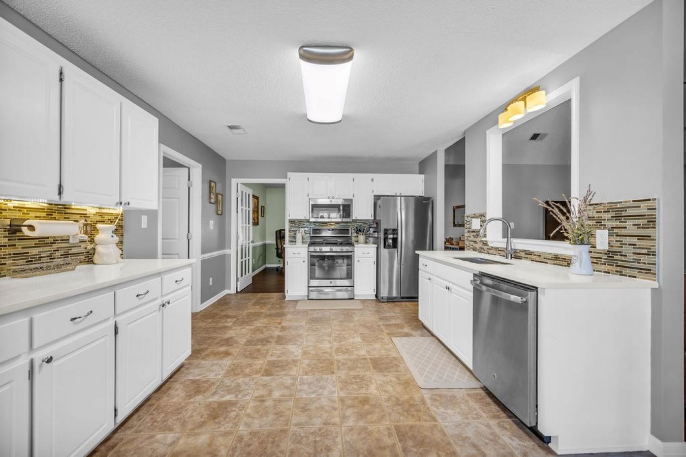 WELCOME TO 906 Saddlehill, the one youve been waiting for, perfectly s – image 10