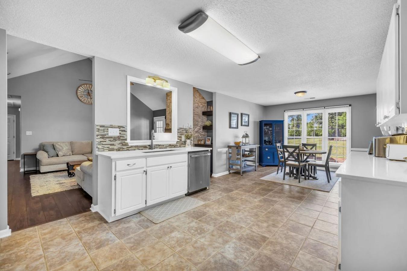 WELCOME TO 906 Saddlehill, the one youve been waiting for, perfectly s – image 11