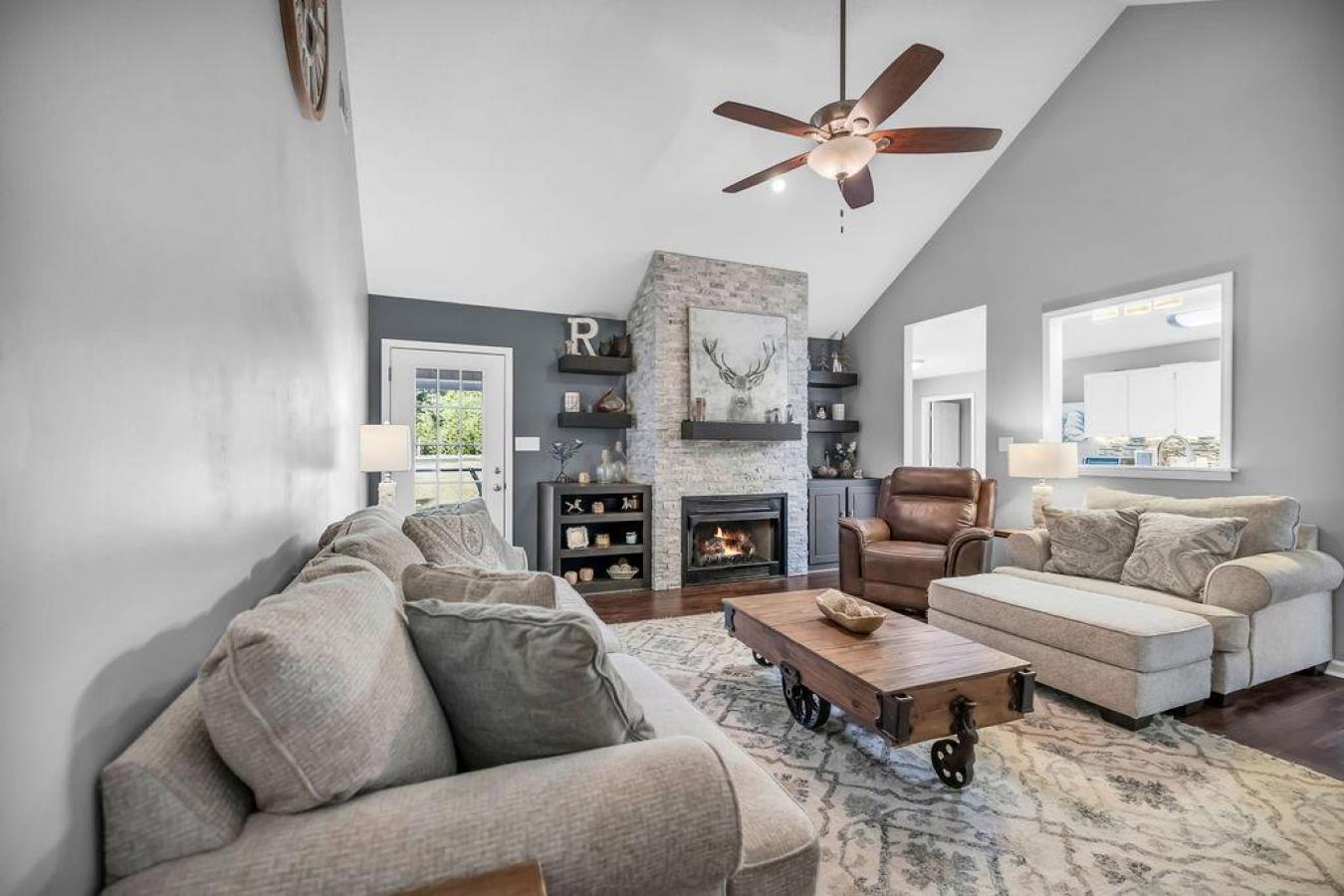 WELCOME TO 906 Saddlehill, the one youve been waiting for, perfectly s – image 13