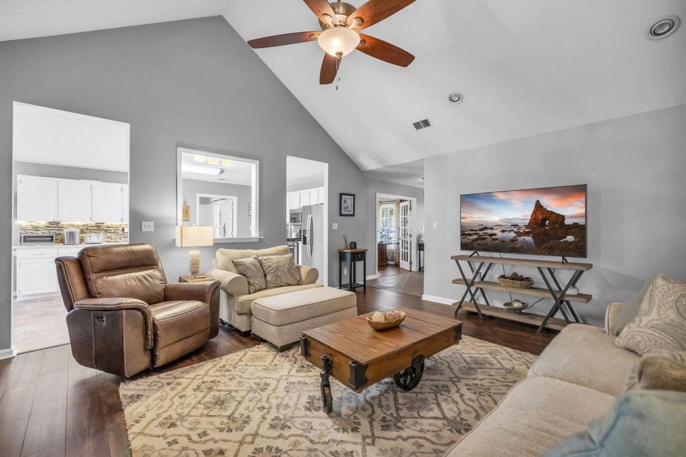 WELCOME TO 906 Saddlehill, the one youve been waiting for, perfectly s – image 14