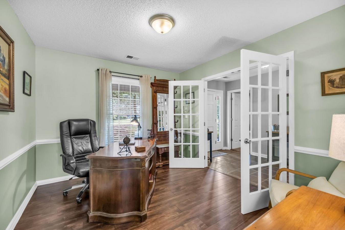 WELCOME TO 906 Saddlehill, the one youve been waiting for, perfectly s – image 7