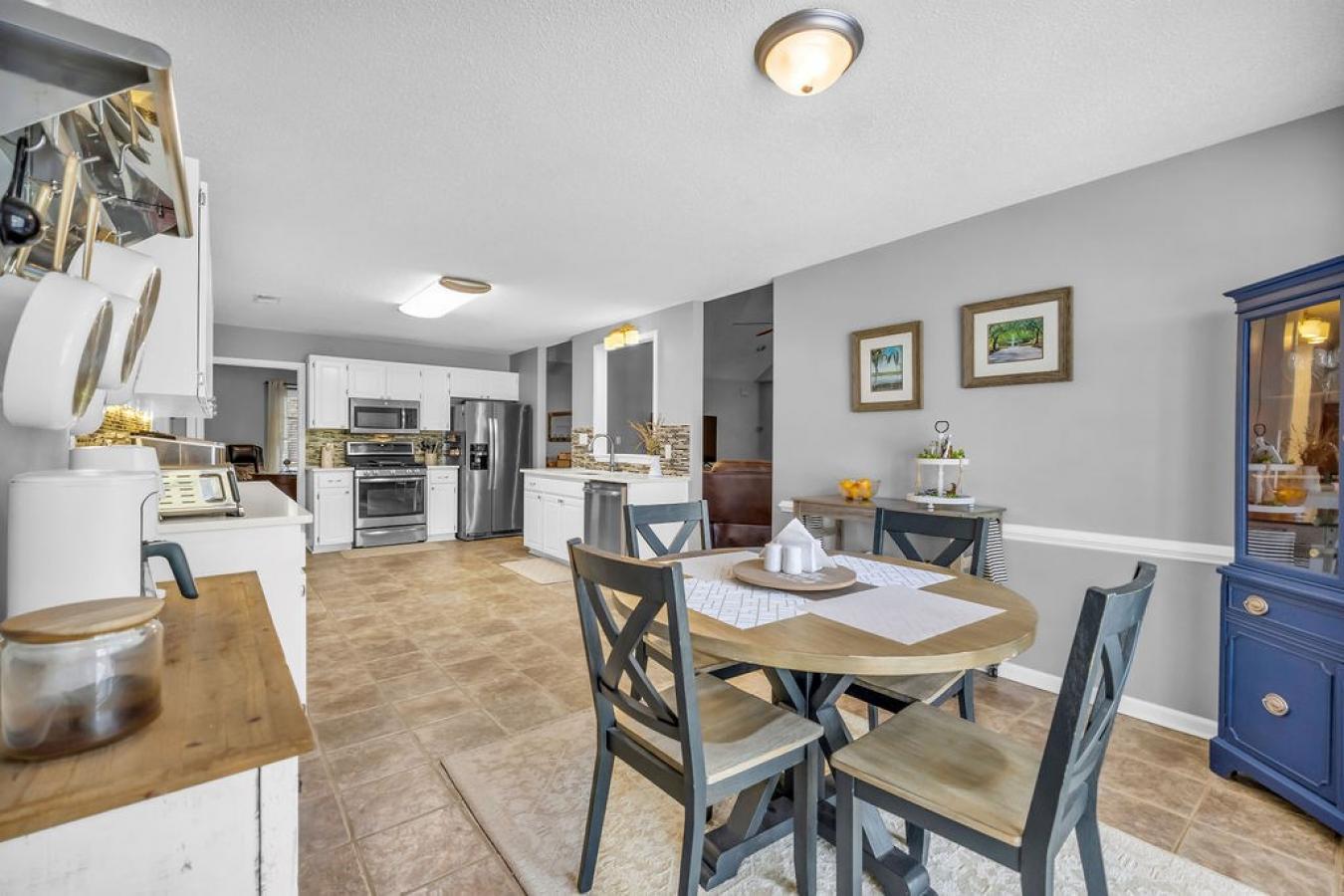 WELCOME TO 906 Saddlehill, the one youve been waiting for, perfectly s – image 9