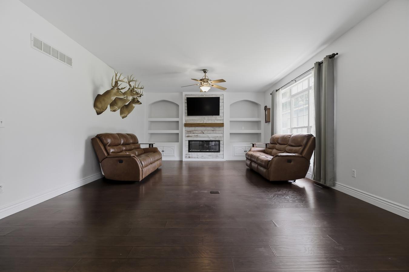 Warrenton, Missouri, 63383, United States, 5 Bedrooms Bedrooms, ,2 BathroomsBathrooms,Residential,For Sale,2049515