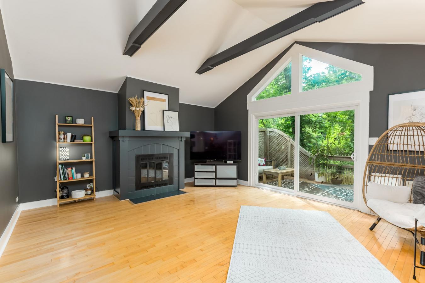 A Hidden Gem in a Woodland Retreat: Tucked away along a quiet, tree-li – image 12