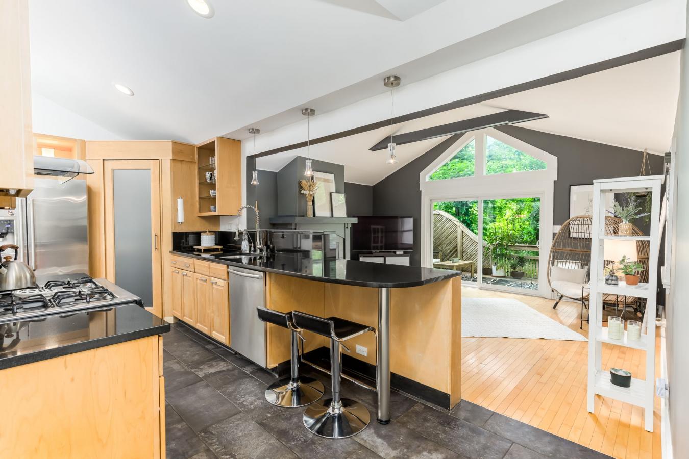 A Hidden Gem in a Woodland Retreat: Tucked away along a quiet, tree-li – image 15