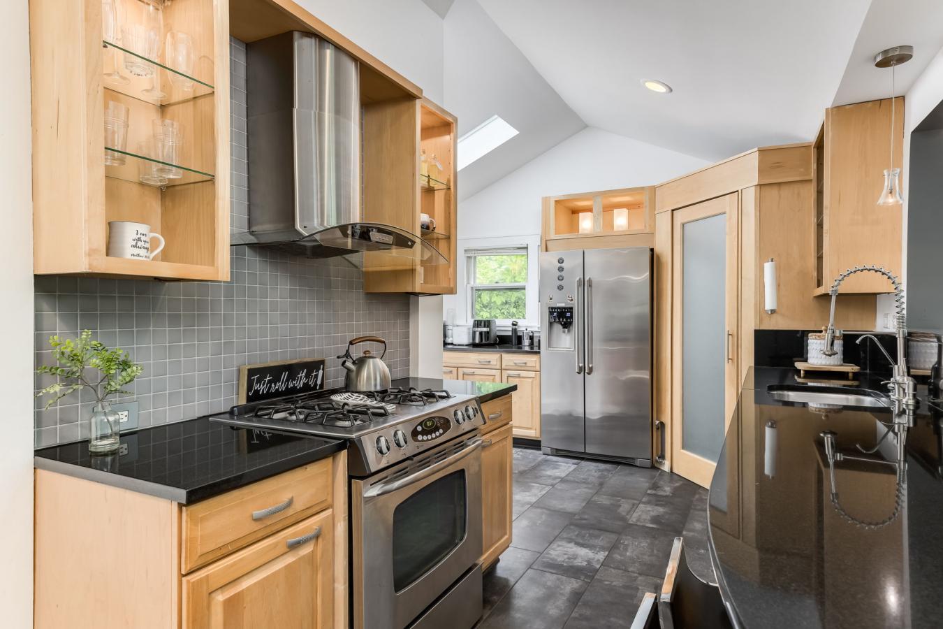 A Hidden Gem in a Woodland Retreat: Tucked away along a quiet, tree-li – image 18