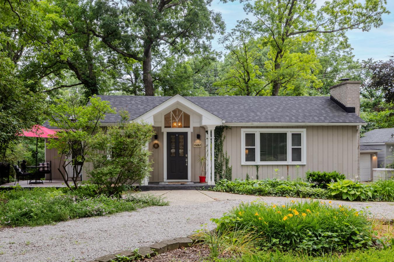 A Hidden Gem in a Woodland Retreat: Tucked away along a quiet, tree-li – image 2