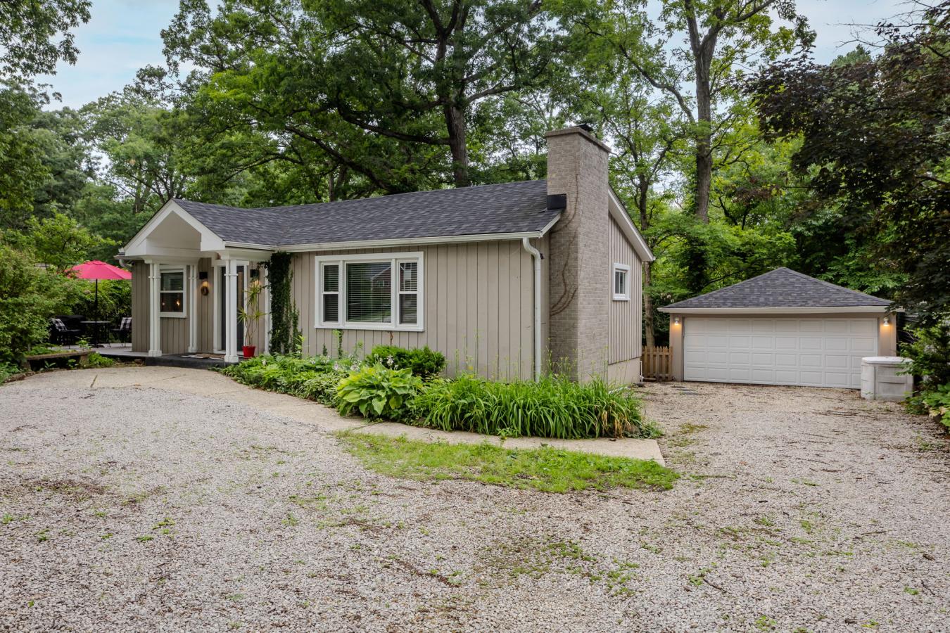 A Hidden Gem in a Woodland Retreat: Tucked away along a quiet, tree-li – image 3