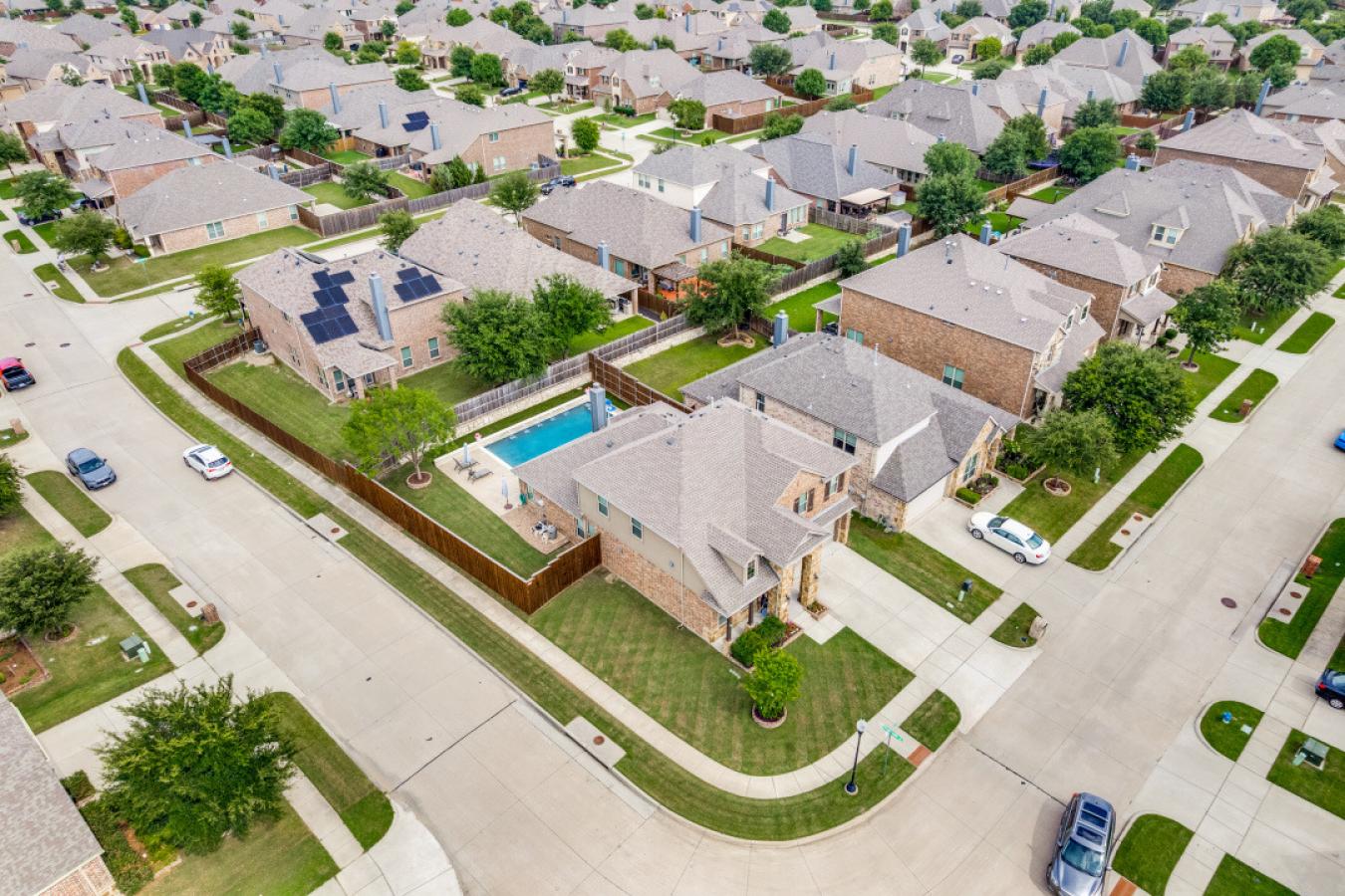 Gorgeous 2016-built single-family home located on a desirable corner l – image 3