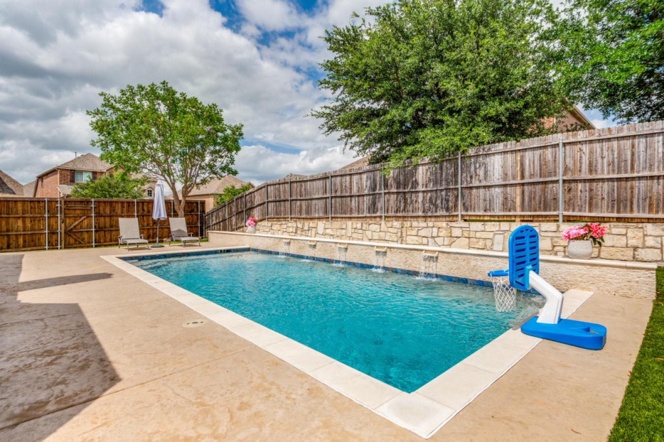 Gorgeous 2016-built single-family home located on a desirable corner l – image 8