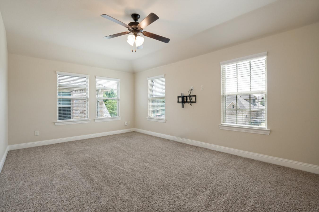 Gorgeous 2016-built single-family home located on a desirable corner l – image 12