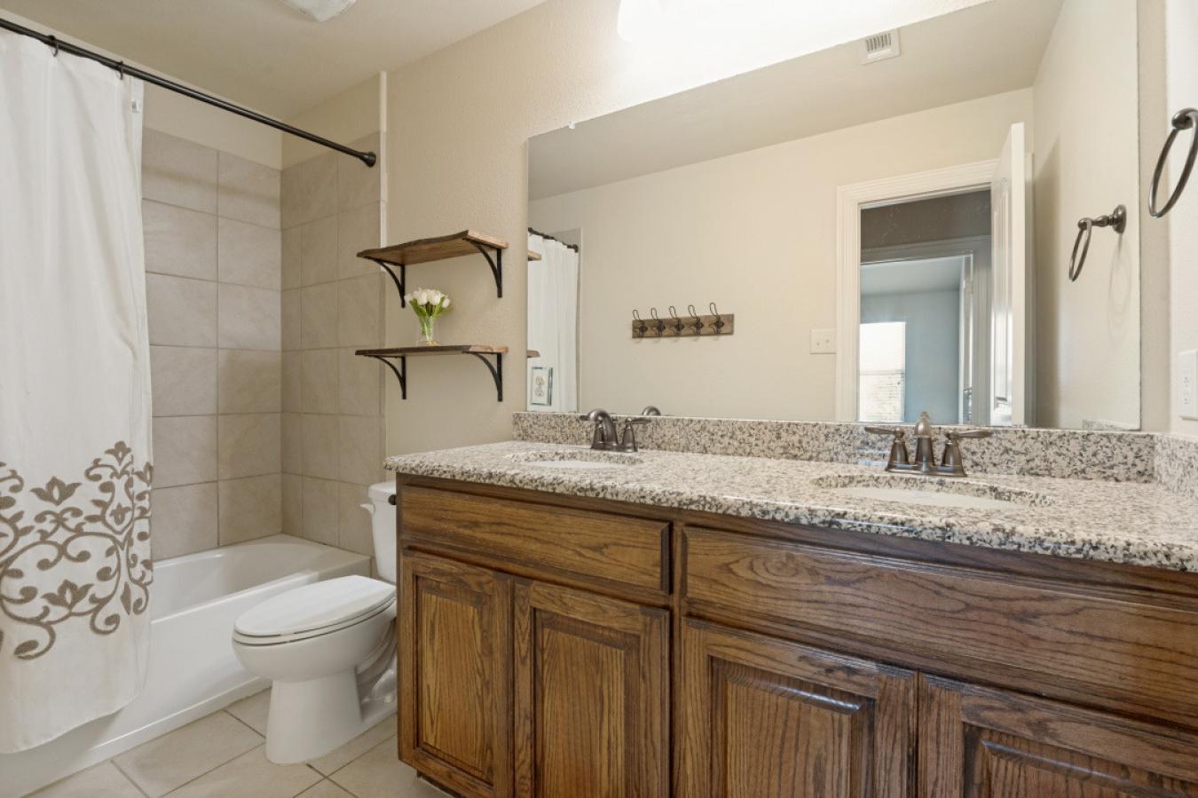 Gorgeous 2016-built single-family home located on a desirable corner l – image 13