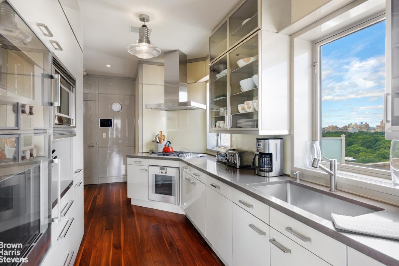 A truly spectacular triple-mint Fifth Avenue penthouse, offering excep – image 13