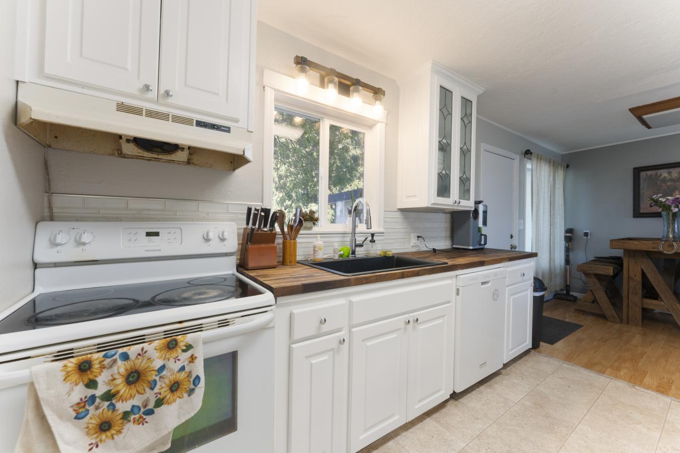 Beautiful Aumsville home with two lots totaling .072 acres. Home has a – image 10
