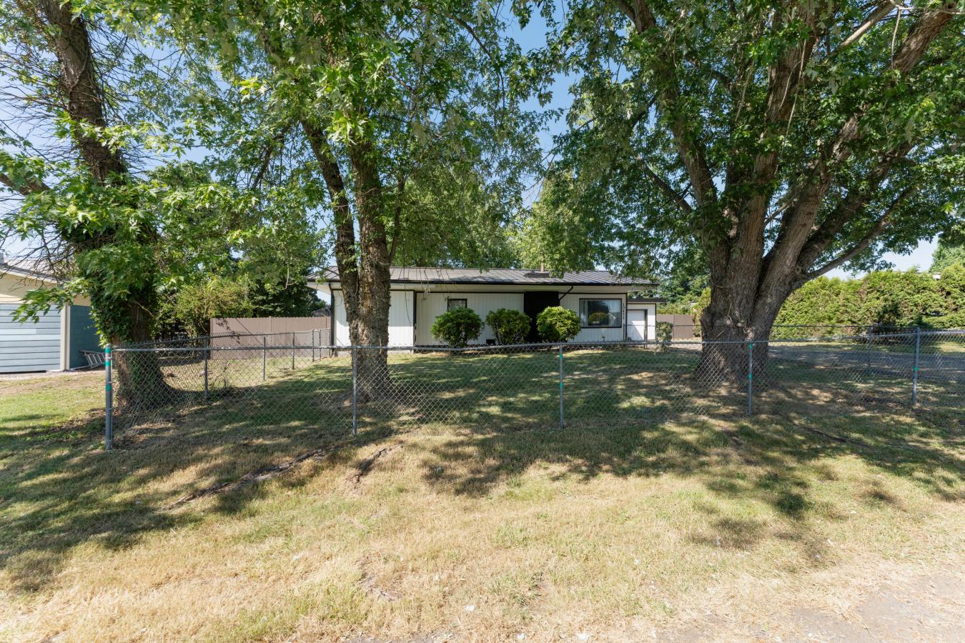 Beautiful Aumsville home with two lots totaling .072 acres. Home has a – image 1