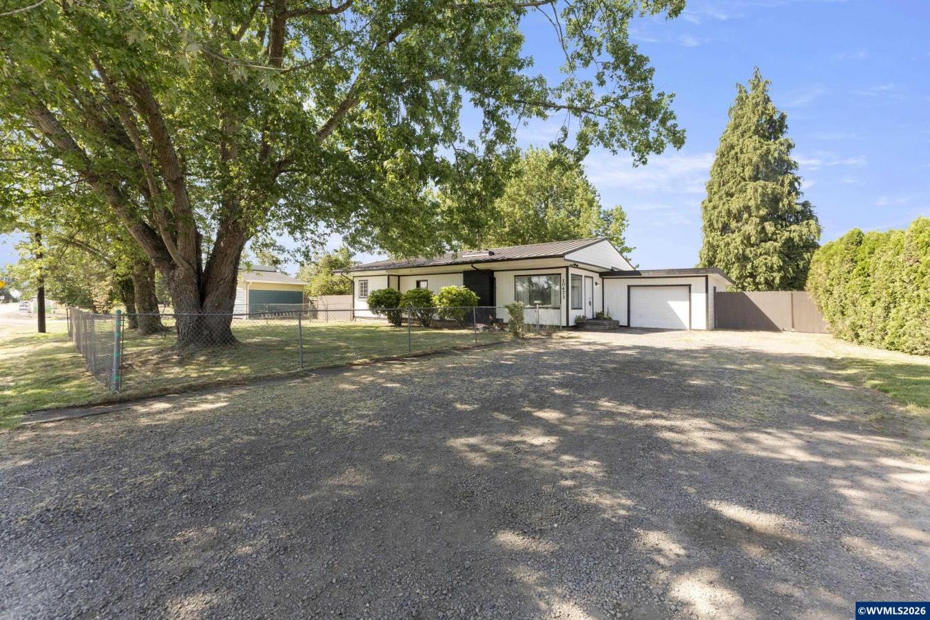 Beautiful Aumsville home with two lots totaling .072 acres. Home has a – image 2