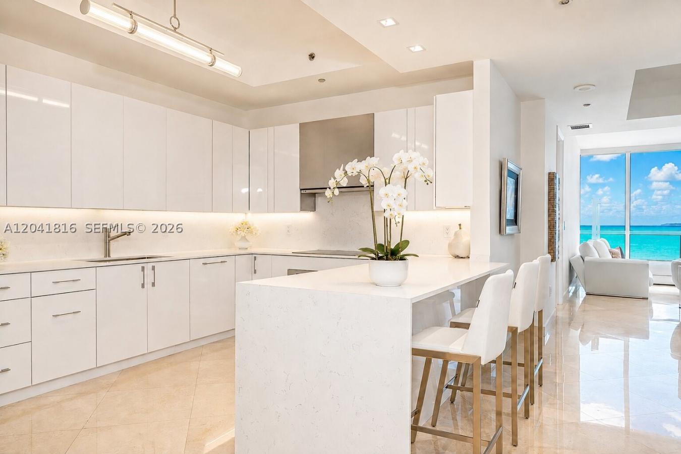 Rarely available: a fabulous modern fresh oceanfront 2-bed, 2.5-bath a – image 3