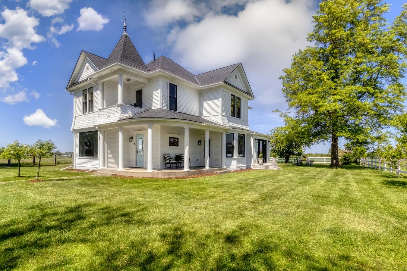 This is your opportunity to own a fully restored historic estate in on – image 2