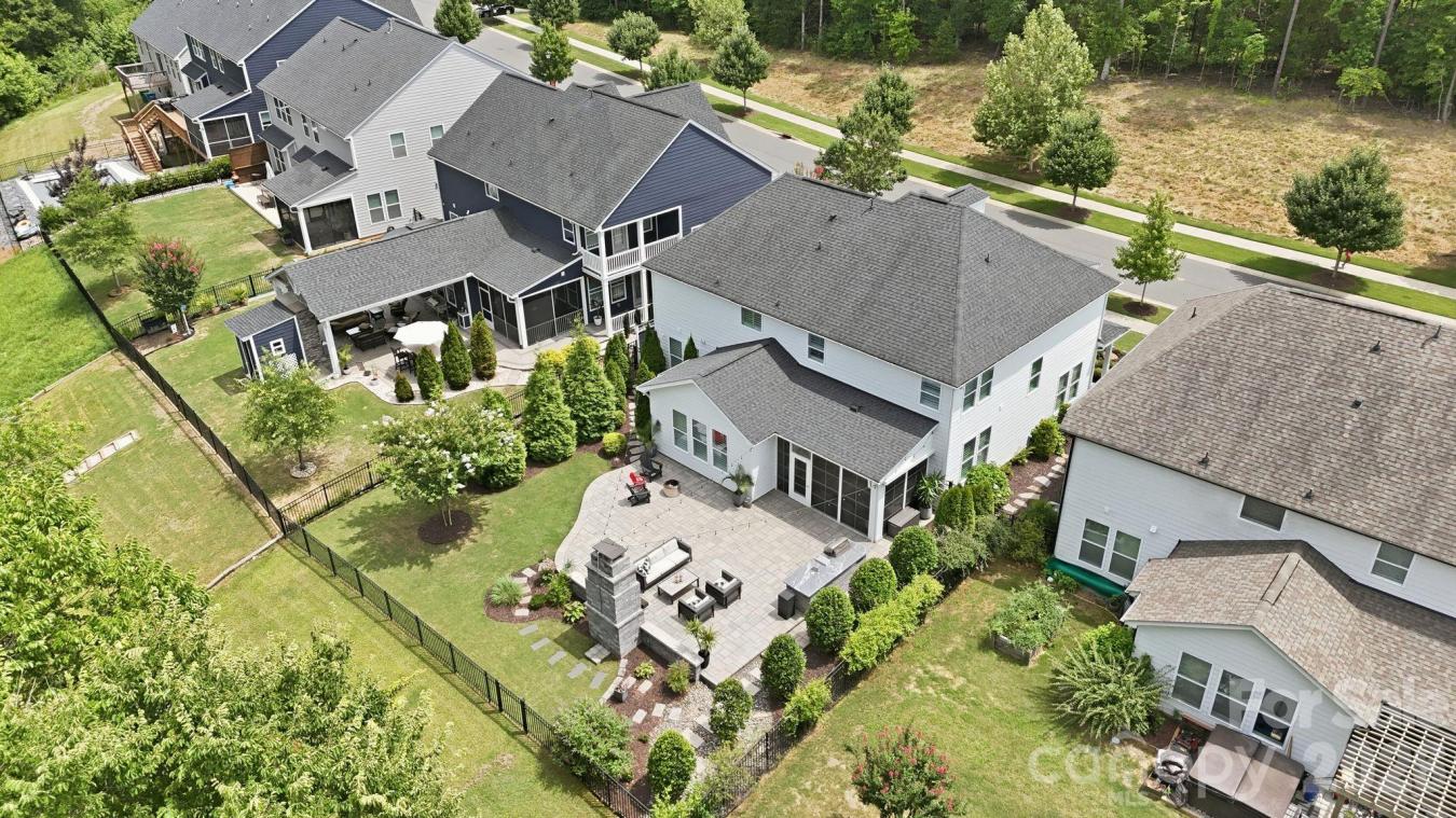 Welcome to 1086 Weir Court, a beautifully upgraded home in Fort Mill, – image 4