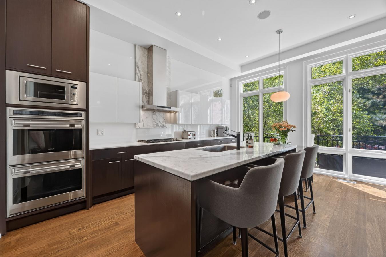 A Modern Twist To A Classic NY Brownstone Or London Georgian. An Unpar – image 4